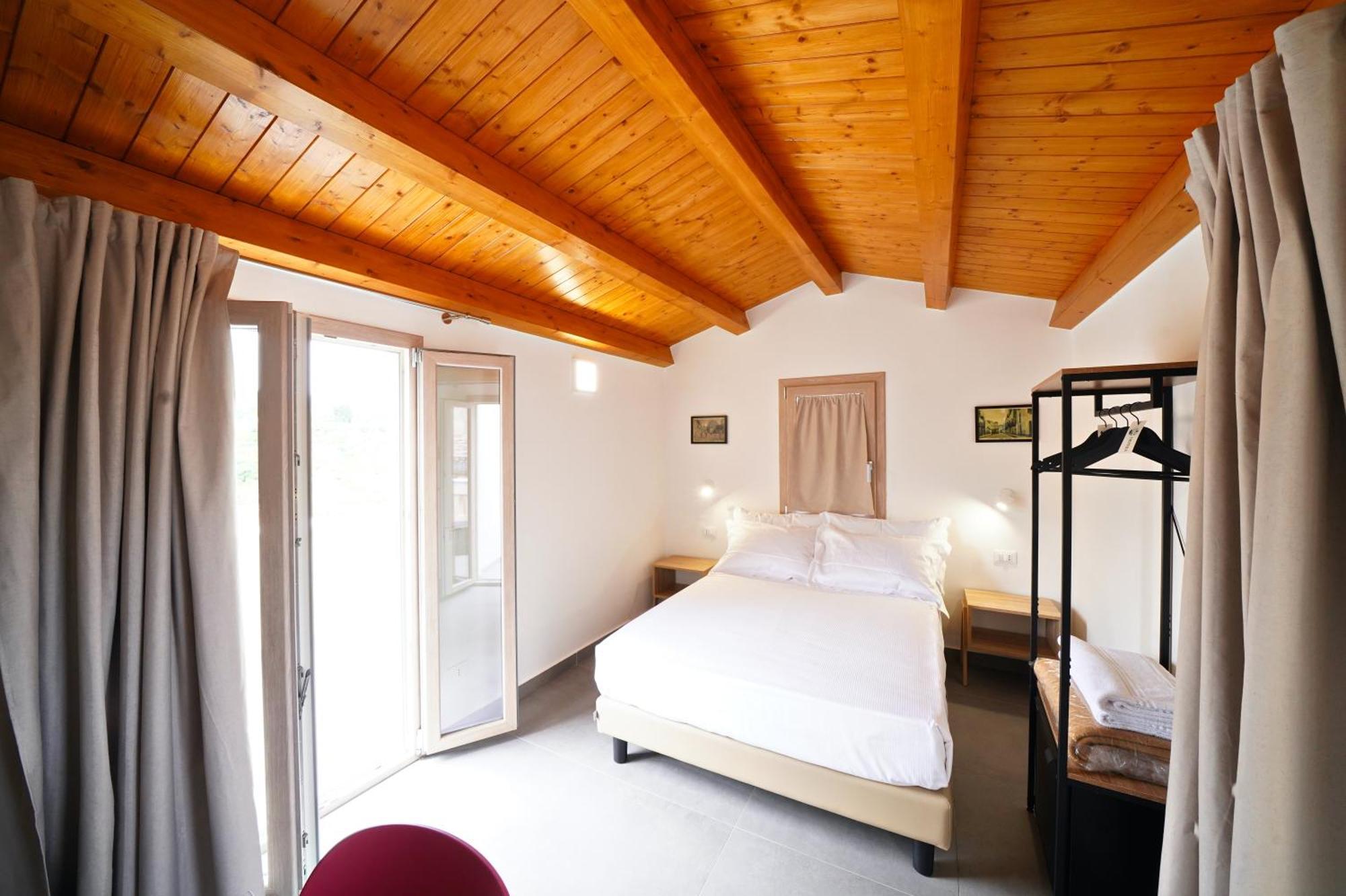 Ducas Rooms And Suite Lascari Eksteriør billede