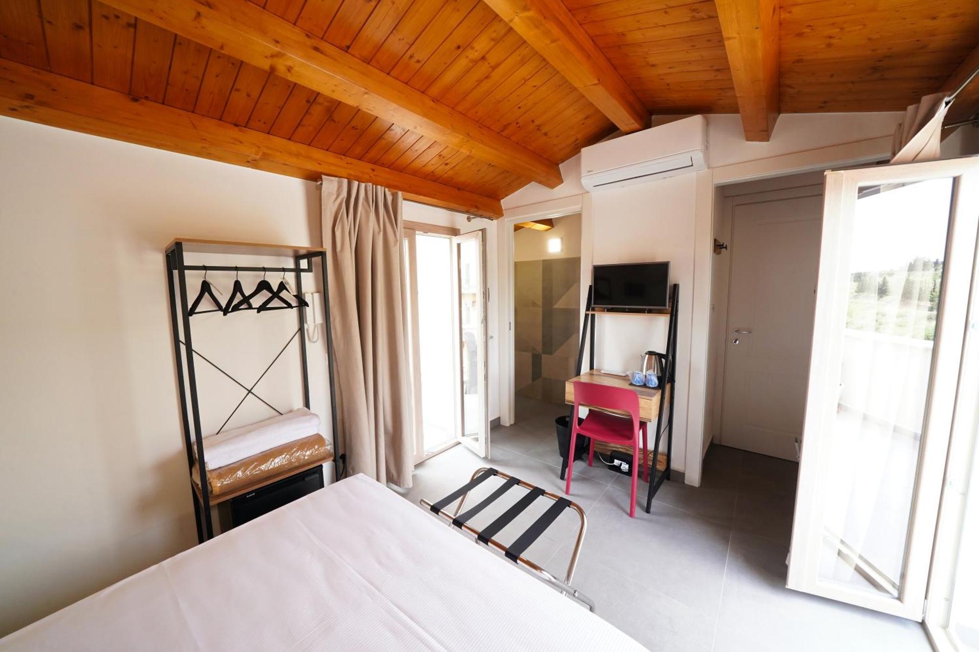 Ducas Rooms And Suite Lascari Eksteriør billede