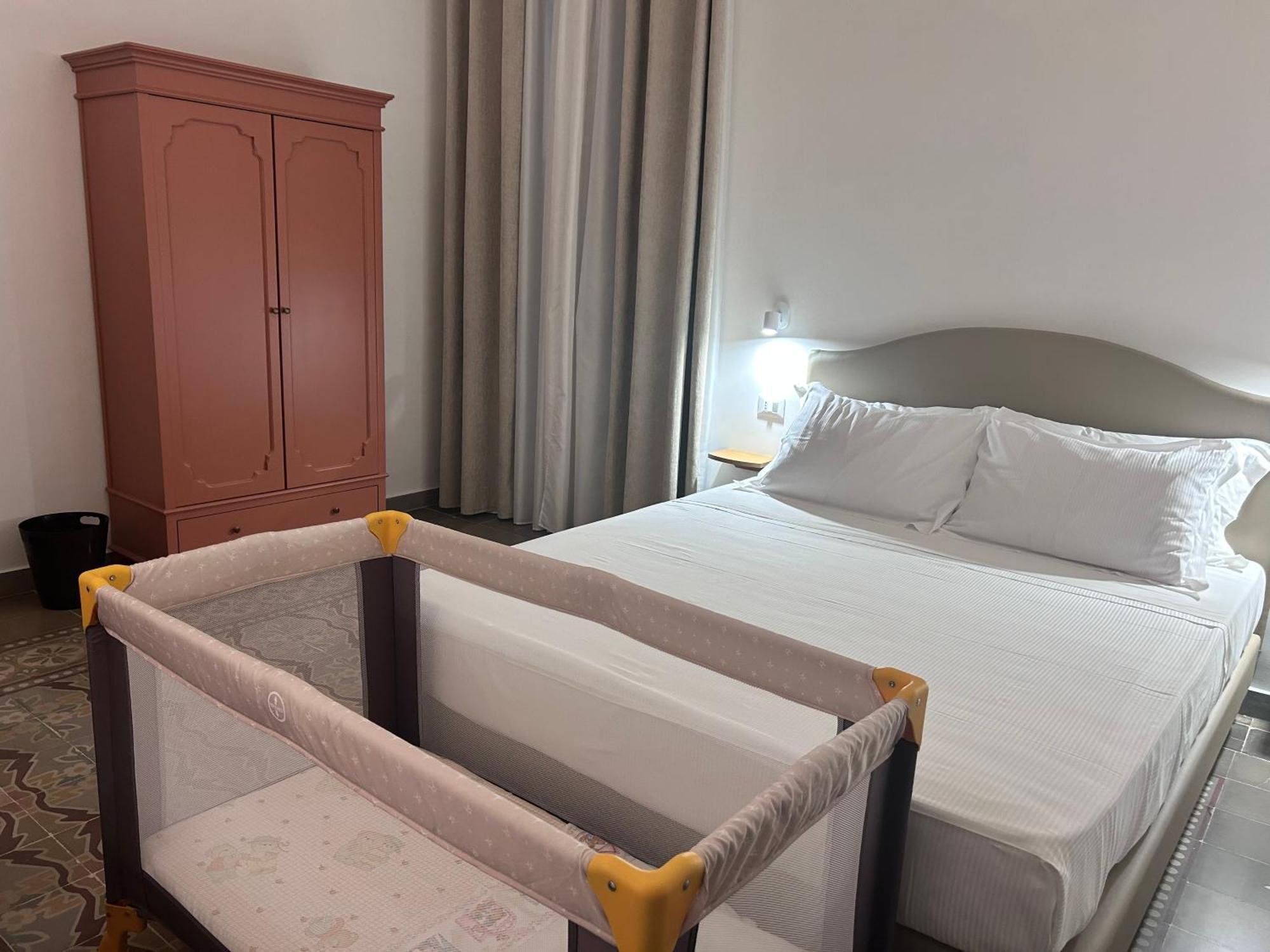 Ducas Rooms And Suite Lascari Eksteriør billede